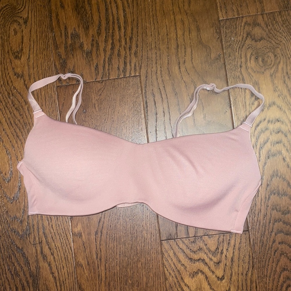 Women’s pink seamless So 34B padded back clamp bra